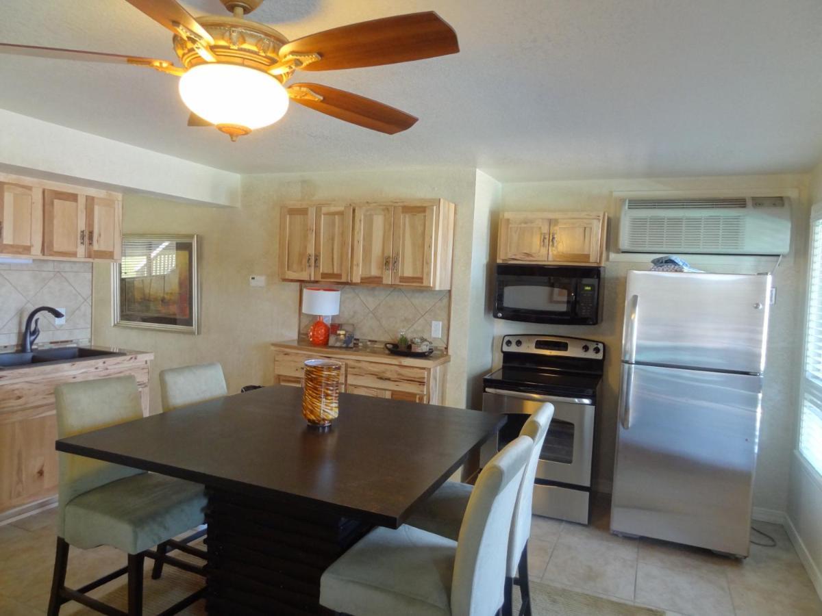 Poolside King Cabana With Full Kitchen, King Bed, Sleeper Sofa And Pool Access, Hotel Room Mount Ida Exterior foto